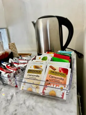 Set per la preparazione di tè e caffè presso Venustas Napoli Toledo