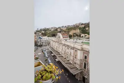 Vista generica su Napoli o vista sulla città dall'interno dell'appartamento
