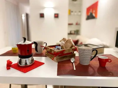 Set per la preparazione di tè e caffè presso Rosso Partenopeo Suite