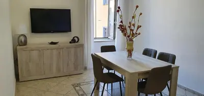 TV o dispositivi per l'intrattenimento presso la casa di Maya