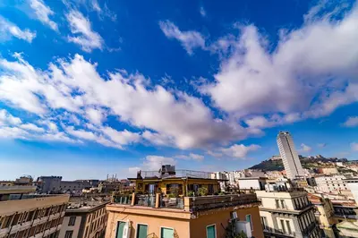Vista generica su Napoli o vista sulla città dall'interno dell'affittacamere