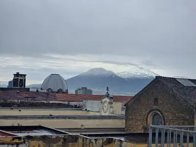 Vista generica sulle montagne o vista sulle montagne dall'interno dell'affittacamere