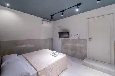 Letto o letti in una camera di P.C. Boutique H. De Gasperi, Napoli Centro, by ClaPa Group