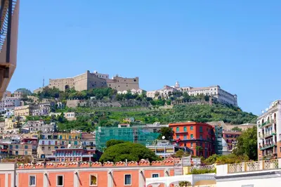 Vista generica su Napoli o vista sulla città dall'interno dell'affittacamere