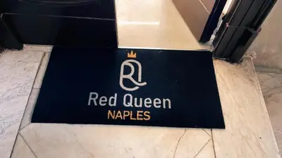 Certificato, attestato, insegna o altro documento esposto da Red Queen Naples