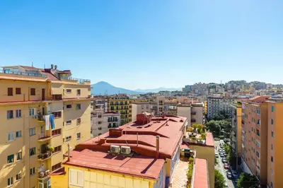 Vista generica sulle montagne o vista sulle montagne dall'interno dell'appartamento