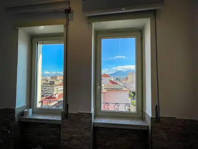 Vista generica sulle montagne o vista sulle montagne dall'interno dell'affittacamere