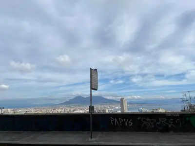 Vista generica sulle montagne o vista sulle montagne dall'interno della casa vacanze