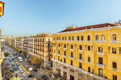 Vista generica su Napoli o vista sulla città dall'interno dell'appartamento