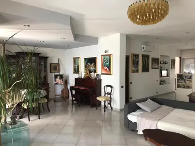Area soggiorno di Super Elegante Napoli Centro con posto auto e wifi veloce