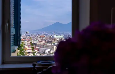 Vista generica sulle montagne o vista sulle montagne dall'interno dell'appartamento
