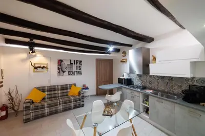 Cucina o angolo cottura di LegnoSuites 3 rooms 3 bathrooms Group and Family By HouseinNaples