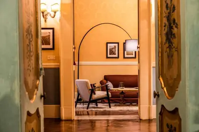 Area soggiorno di Royal Caracciolo Historic Palace Apartment - Via dei Tribunali